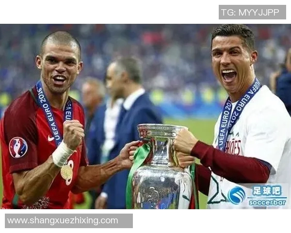 足球明星同床共枕揭秘：他们的友谊与竞争背后的故事与秘密